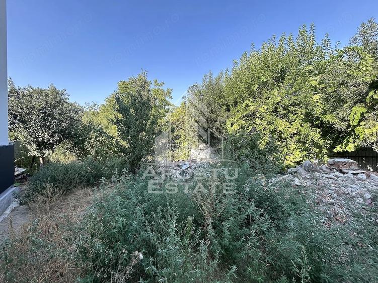 Teren intravilan 679 mp si casa demolabila, zona Crisan - 1