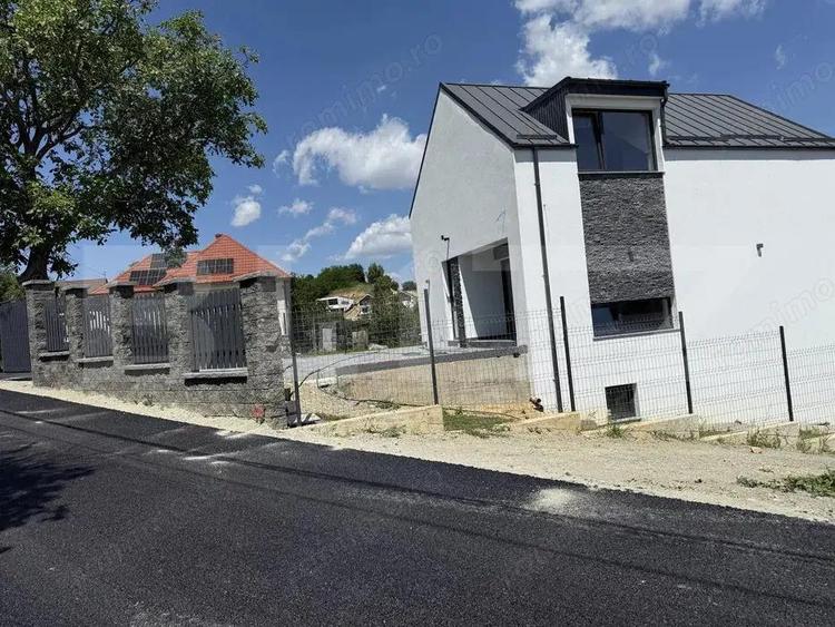 Casă cu 4 camere cu Teren 873 Mp în Central