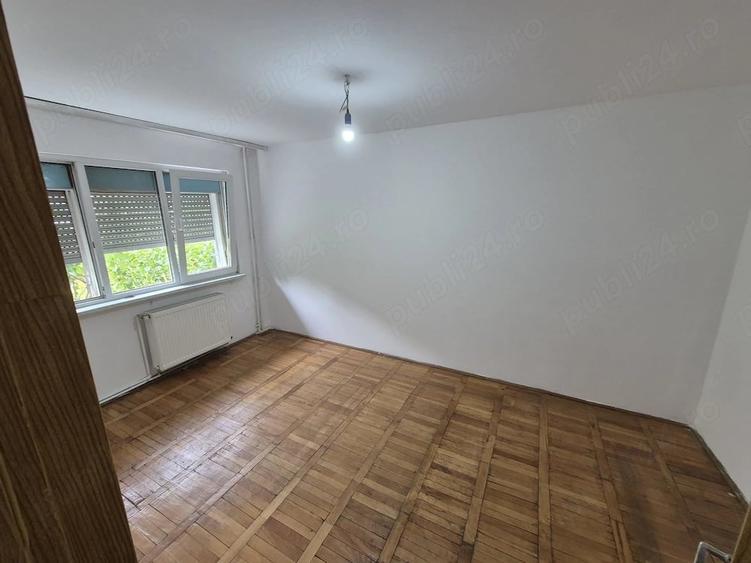 Apartament cu 3 camere semidecomandat în Govândari