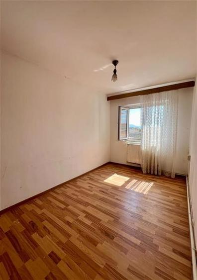 Apartament cu 3 camere semidecomandat în Feldioara
