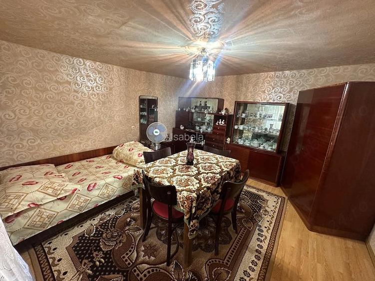 Vand casa ?i gradina