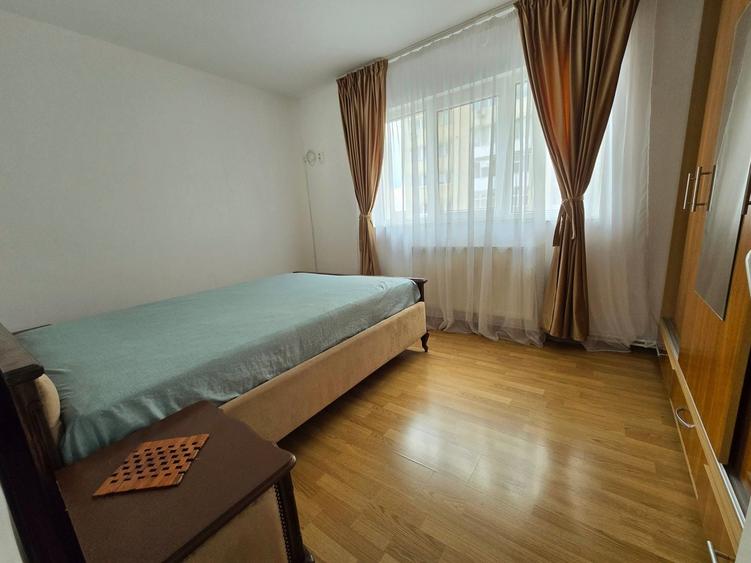 Apartament cu 3 camere semidecomandat, mobilat în Micro 4