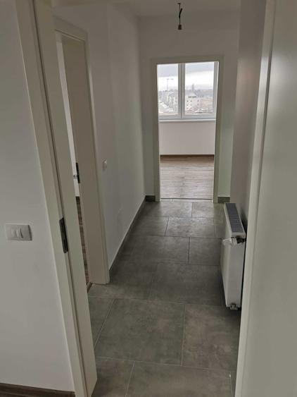 Apartament cu 3 camere decomandat în Tractorul