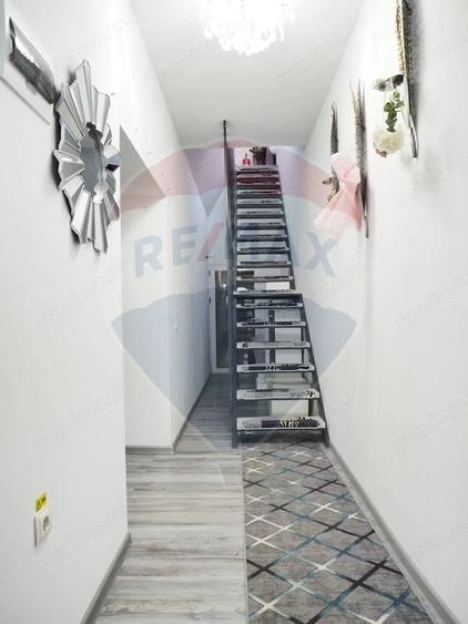 Casă cu 9 camere cu Teren 370 Mp în Central