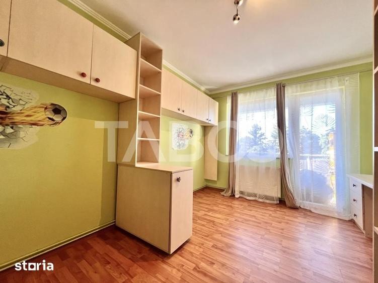 Apartament cu 4 camere semidecomandat în Sopor