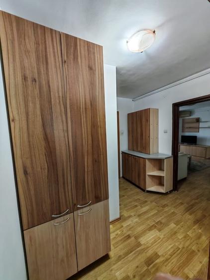 Apartament cu 3 camere semidecomandat în Colentina