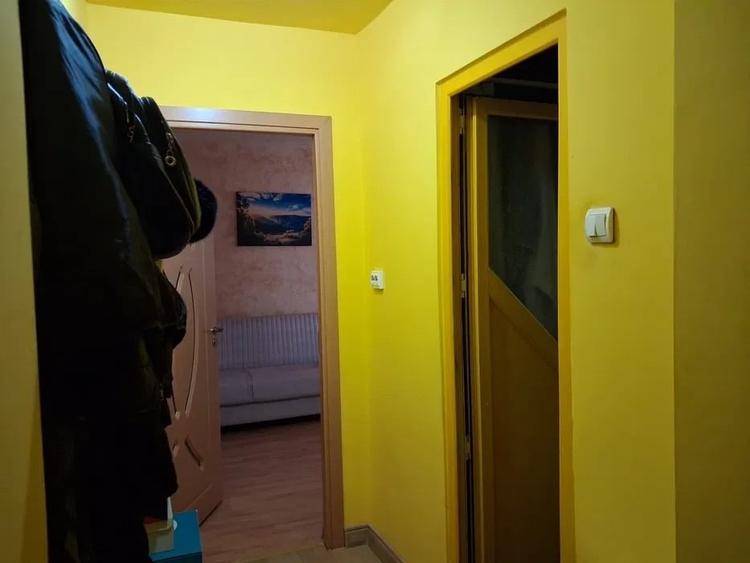 Apartament cu 2 camere semidecomandat, mobilat în Craiovița Nouă