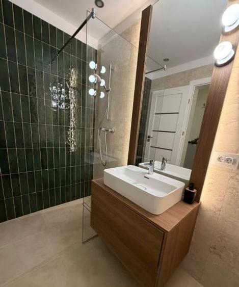 Apartament cu 3 camere semidecomandat, mobilat în Pipera