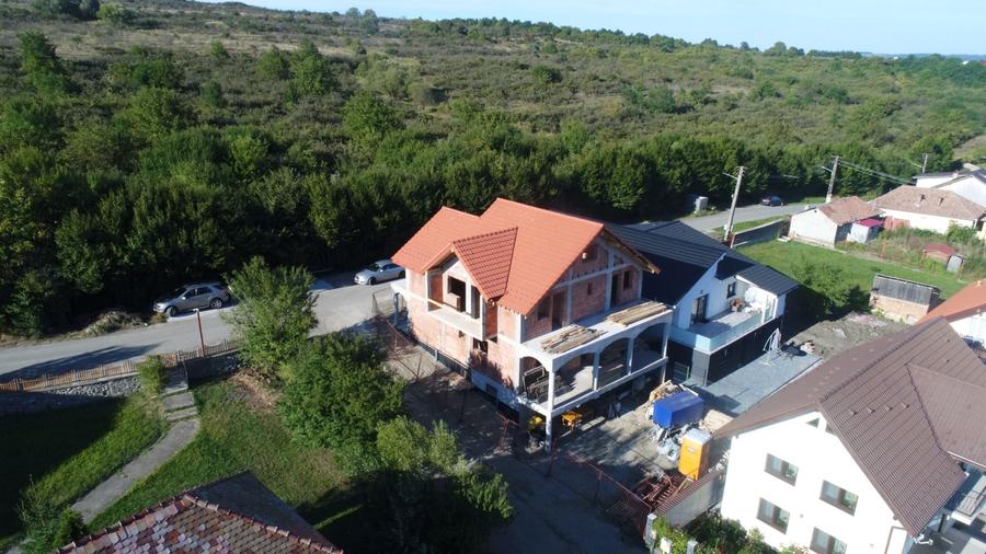 Casă individuală cu 4 camere cu Canalizare în Central