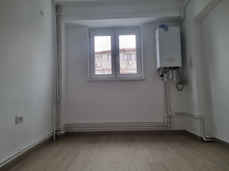 Apartament cu 3 camere decomandat în Exterior Vest
