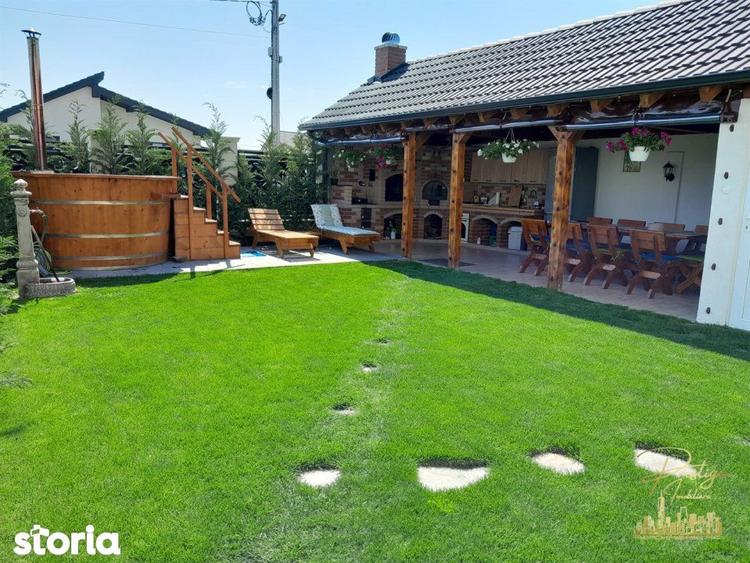 Casă cu 5 camere decomandat cu Piscina în Sântandrei