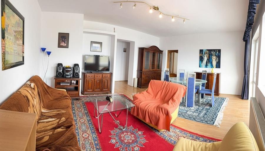 Apartament cu 3 camere semidecomandat în Câmpului