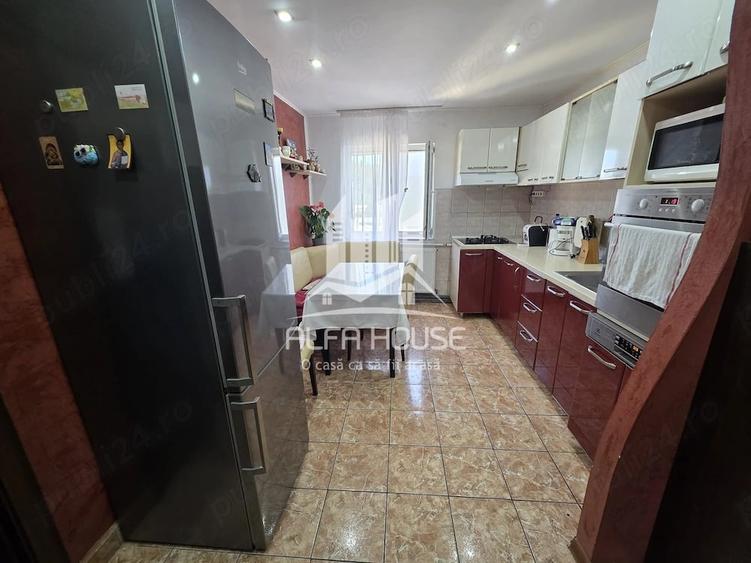 Apartament cu 3 camere semidecomandat în Govândari