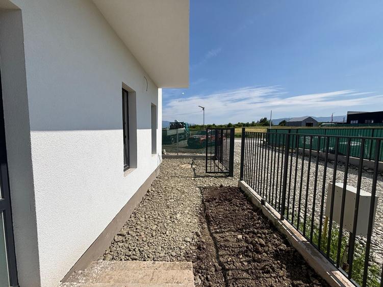 Duplex cu 4 camere cu Canalizare în Mohu