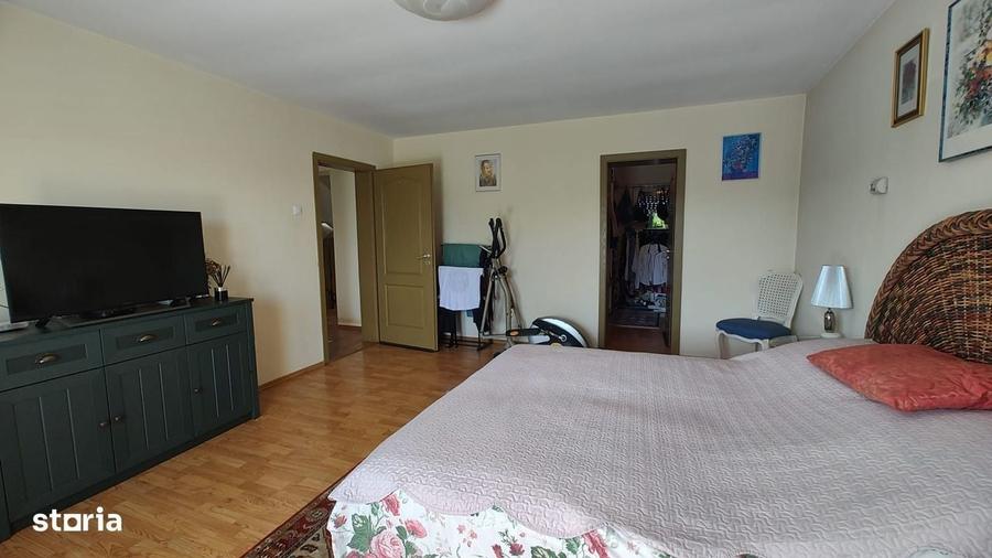 Casă cu 4 camere în Băcia