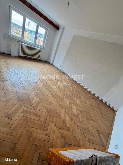 Apartament cu 3 camere în Cetate