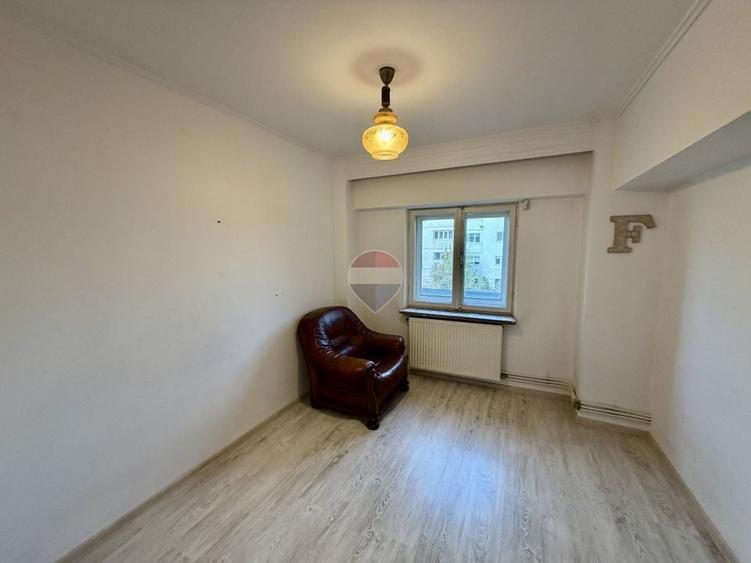 Apartament cu 3 camere decomandat în Central