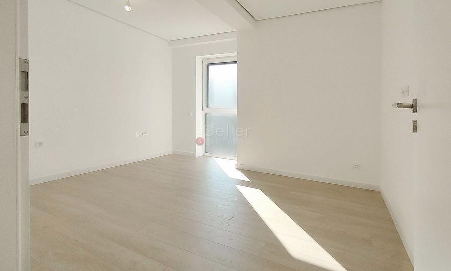 Apartament cu 4 camere decomandat în Astra