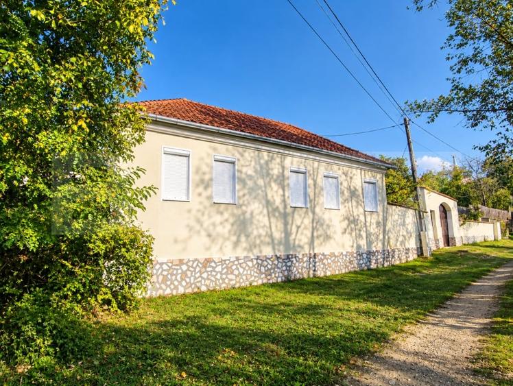 Casă individuală cu 5 camere cu Canalizare în Cigmău