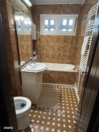 Apartament cu 3 camere semidecomandat în Berceni