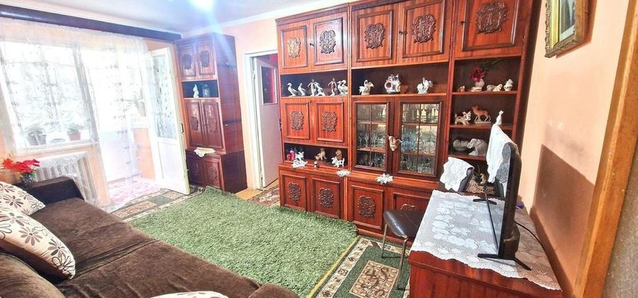 Apartament cu 3 camere semidecomandat în Km 4