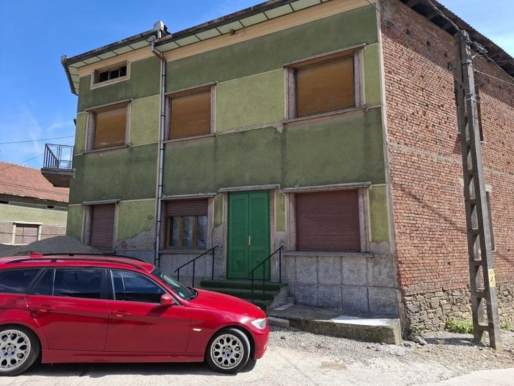 Casă cu 4 camere în Luncavița