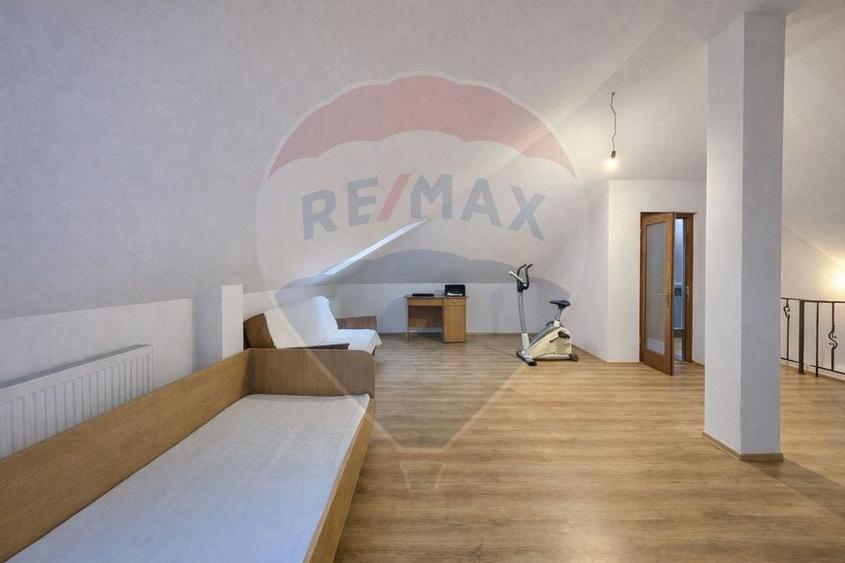 Casă cu 5 camere cu Teren 390 Mp în Lumina