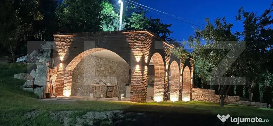 Casă cu 4 camere cu Teren 1200 Mp în Central