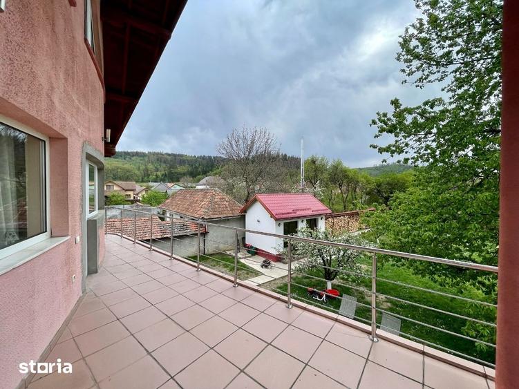 Casă cu 5 camere cu Teren 1000 Mp în Cristian