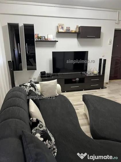 Apartament cu 3 camere semidecomandat în Colentina