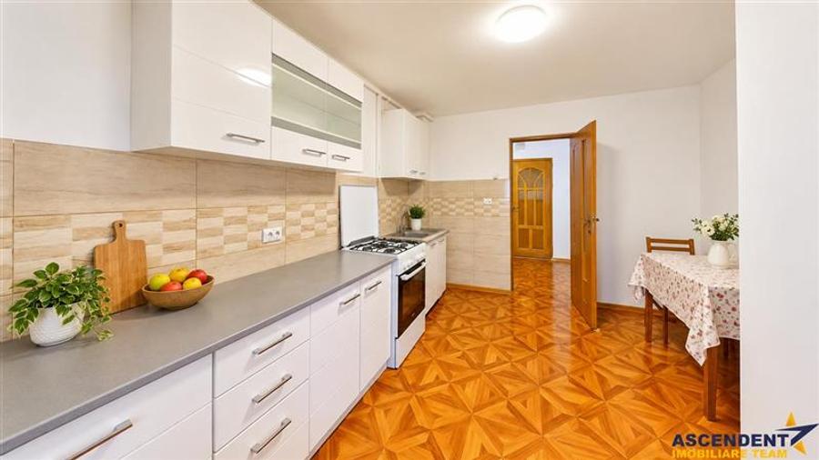 Apartament cu 3 camere decomandat, mobilat în Tractorul