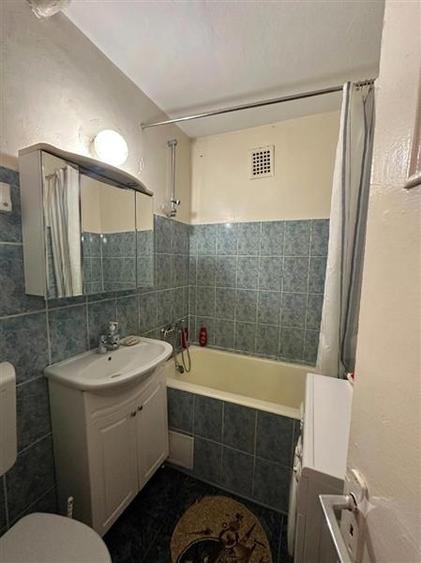 Apartament cu 3 camere semidecomandat în Podu Roș