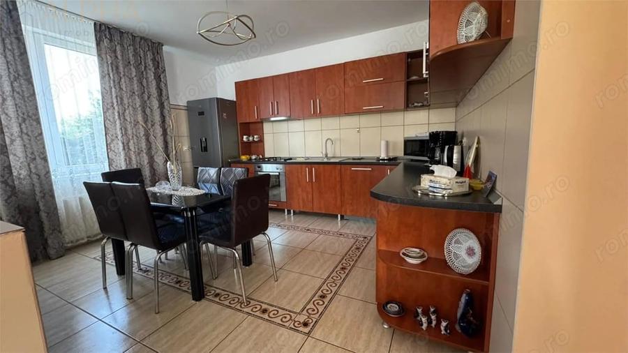 Casă cu 6 camere cu Teren 645 Mp în Unirea