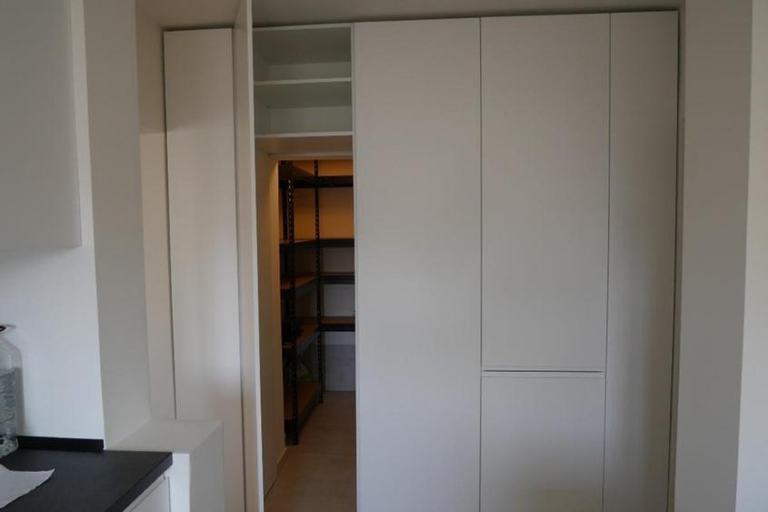 Apartament cu 4 camere semidecomandat, mobilat în Victoriei