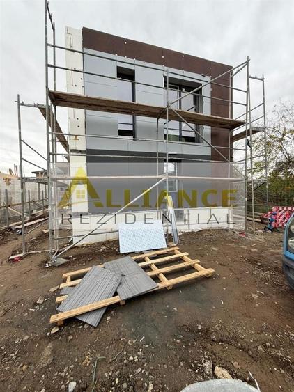 Casă individuală cu 3 camere decomandat cu Canalizare în Central
