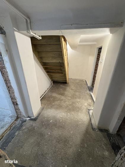 Casă cu 8 camere cu Teren 233 Mp în Decebal