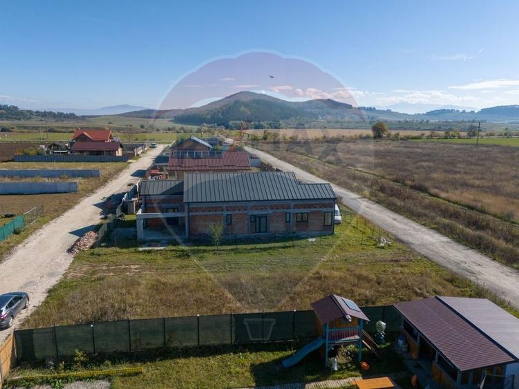 Duplex cu 6 camere cu Teren 500 Mp în Bod