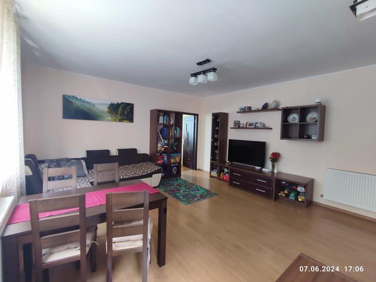 Apartament cu 3 camere semidecomandat în Florești