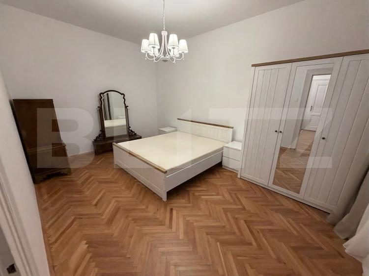 Apartament cu 3 camere semidecomandat, mobilat în Central