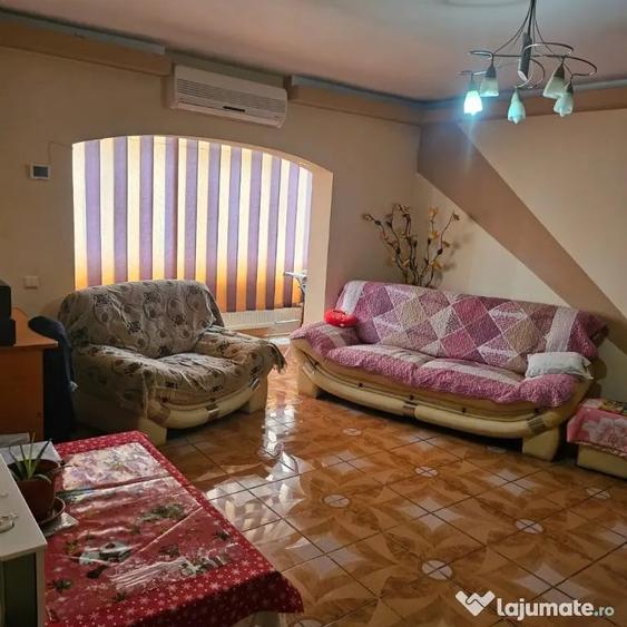 Apartament cu 3 camere semidecomandat în Broșteni