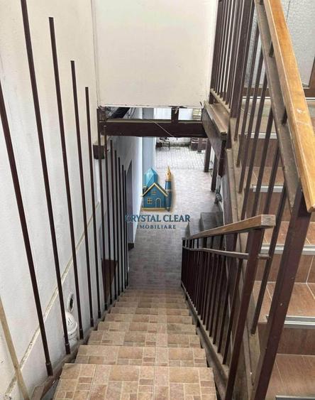 Casă individuală cu 13 camere cu Canalizare în Central