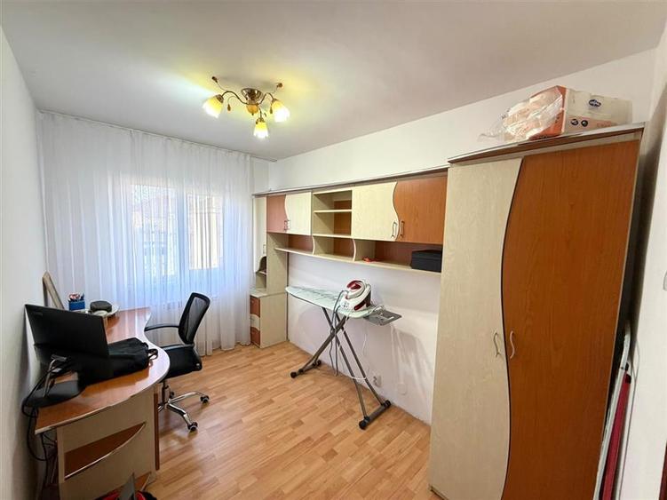 Apartament cu 3 camere decomandat în Rogerius