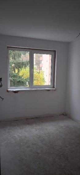 Apartament cu 3 camere semidecomandat în Astra