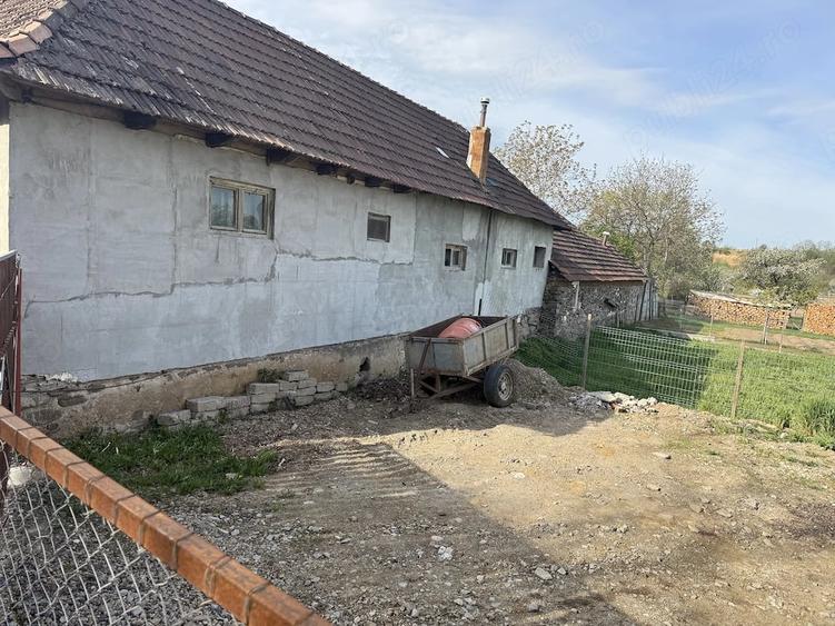 Casă cu 3 camere cu Teren 2400 Mp în Brădet