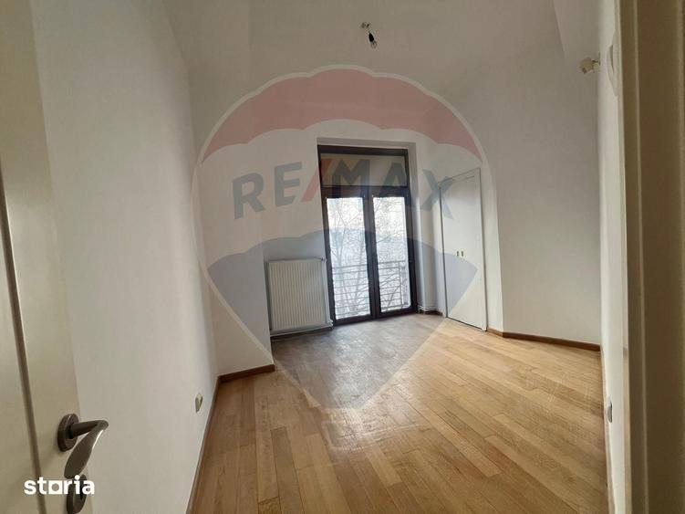 Apartament cu 6 camere în Romană