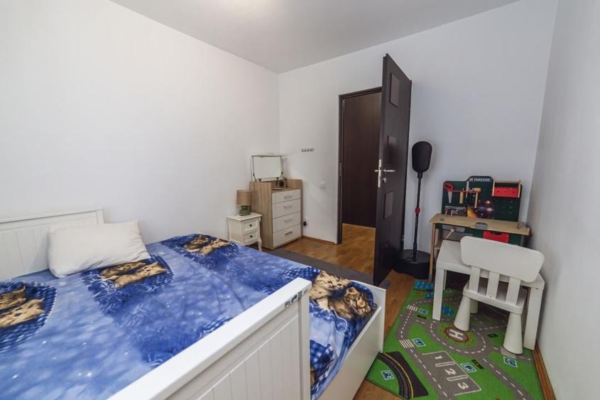 Apartament cu 3 camere semidecomandat, mobilat în Titan