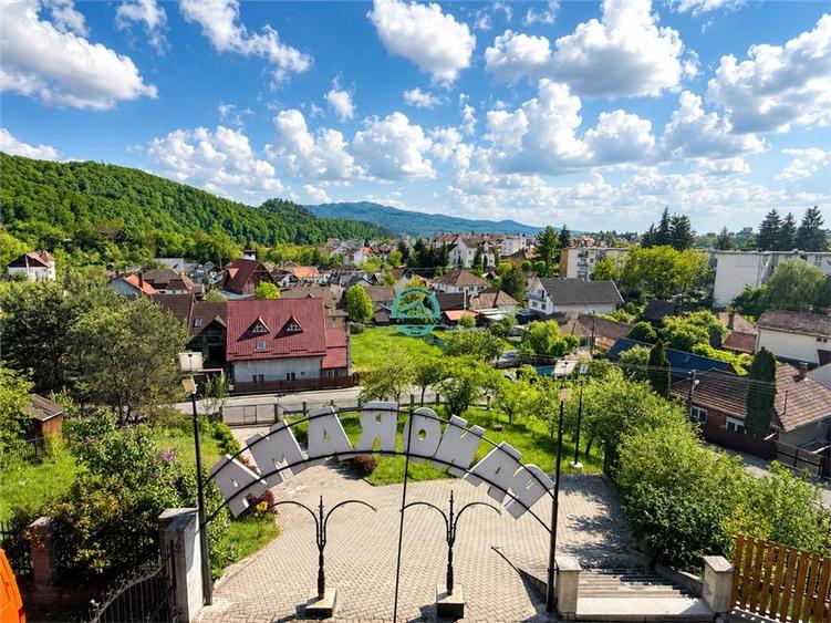 Duplex cu 9 camere cu Canalizare în Central