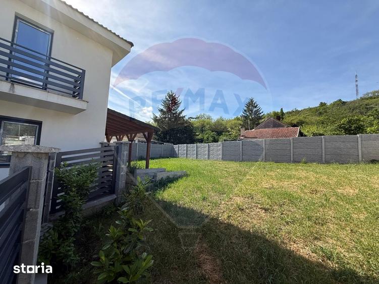 Casă cu 5 camere cu Teren 343 Mp în Podgoria