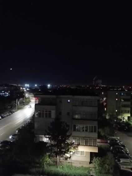 Apartament cu 3 camere semidecomandat, mobilat în Rovine