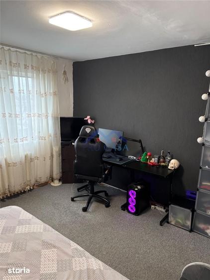 Apartament cu 4 camere decomandat în Cetate